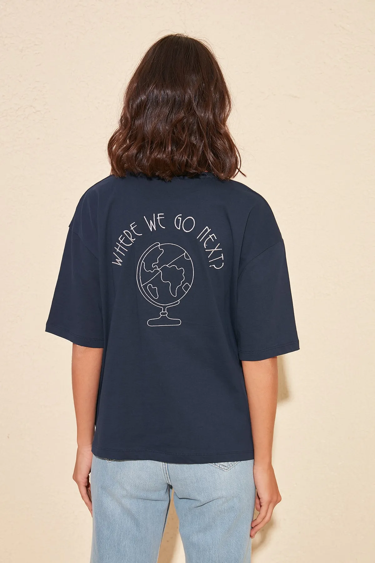 Trendyol Collection  Marineblaues Strick-T-Shirt aus 100 % Baumwolle mit Stickerei auf der Rückseite, entspannter/weiter, entspannter Schnitt und Rundhalsausschnitt TWOSS20TS0121
