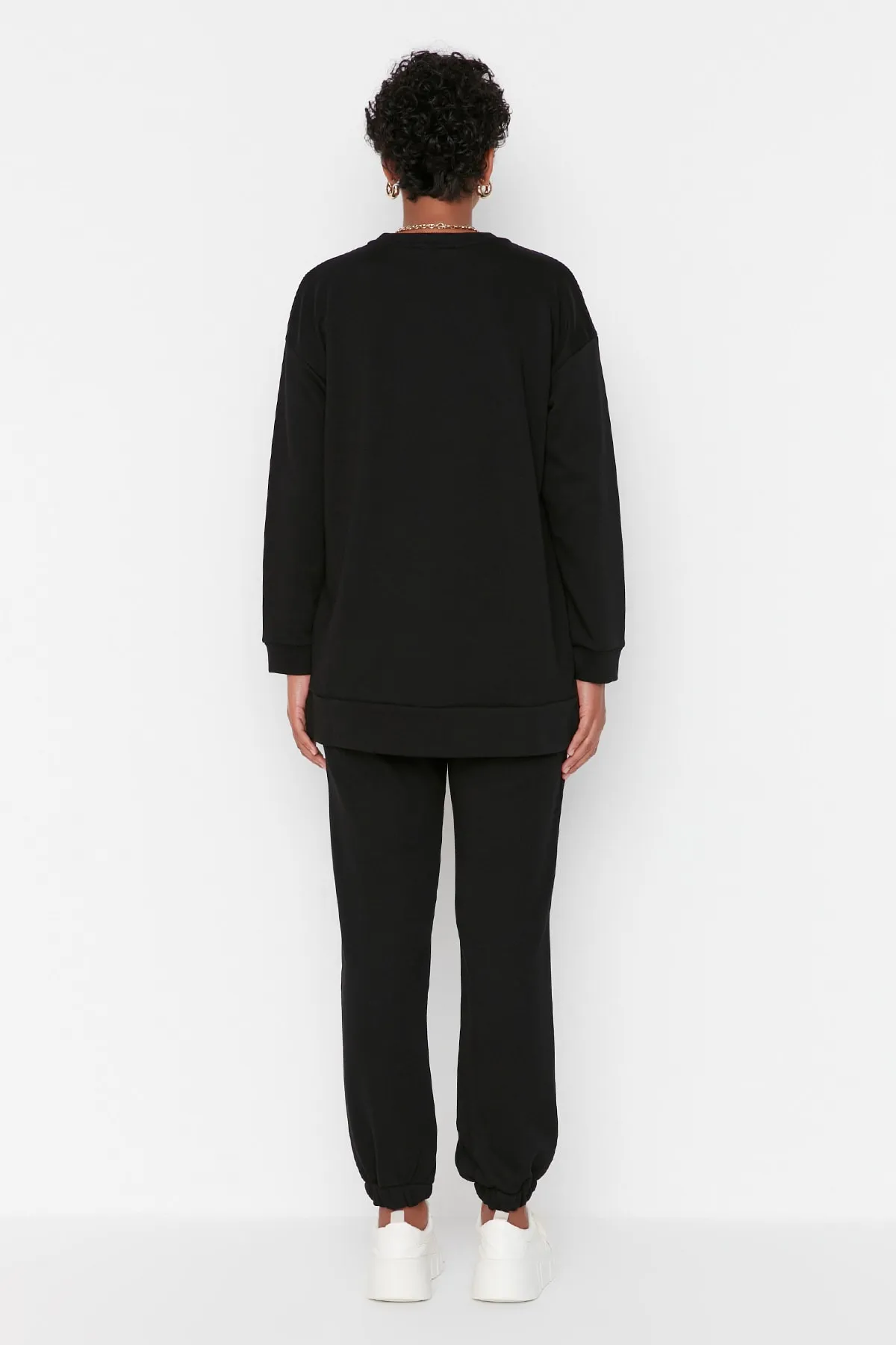 Trendyol Modest  Schwarzes Basic-Strick-Trainingsanzug-Set mit Rundhalsausschnitt TCTAW23EN00010