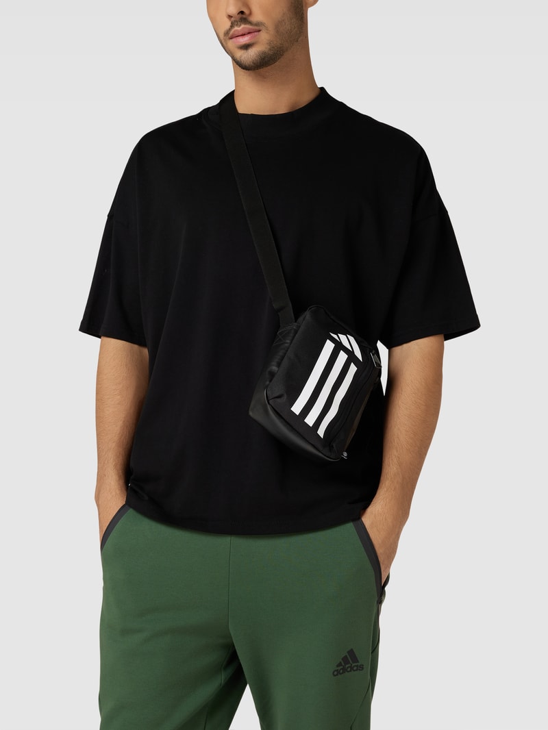 Umhängetasche mit Label-Details in schwarz