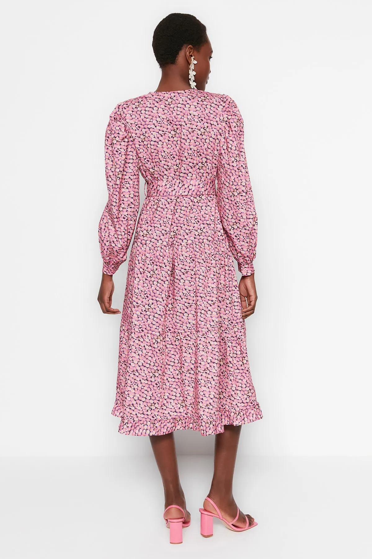 Trendyol Collection  Rosafarbenes, gerade geschnittenes, gewebtes Midi-Kleid mit Volant und gefüttertem Gürtel TWOSS23EL01225