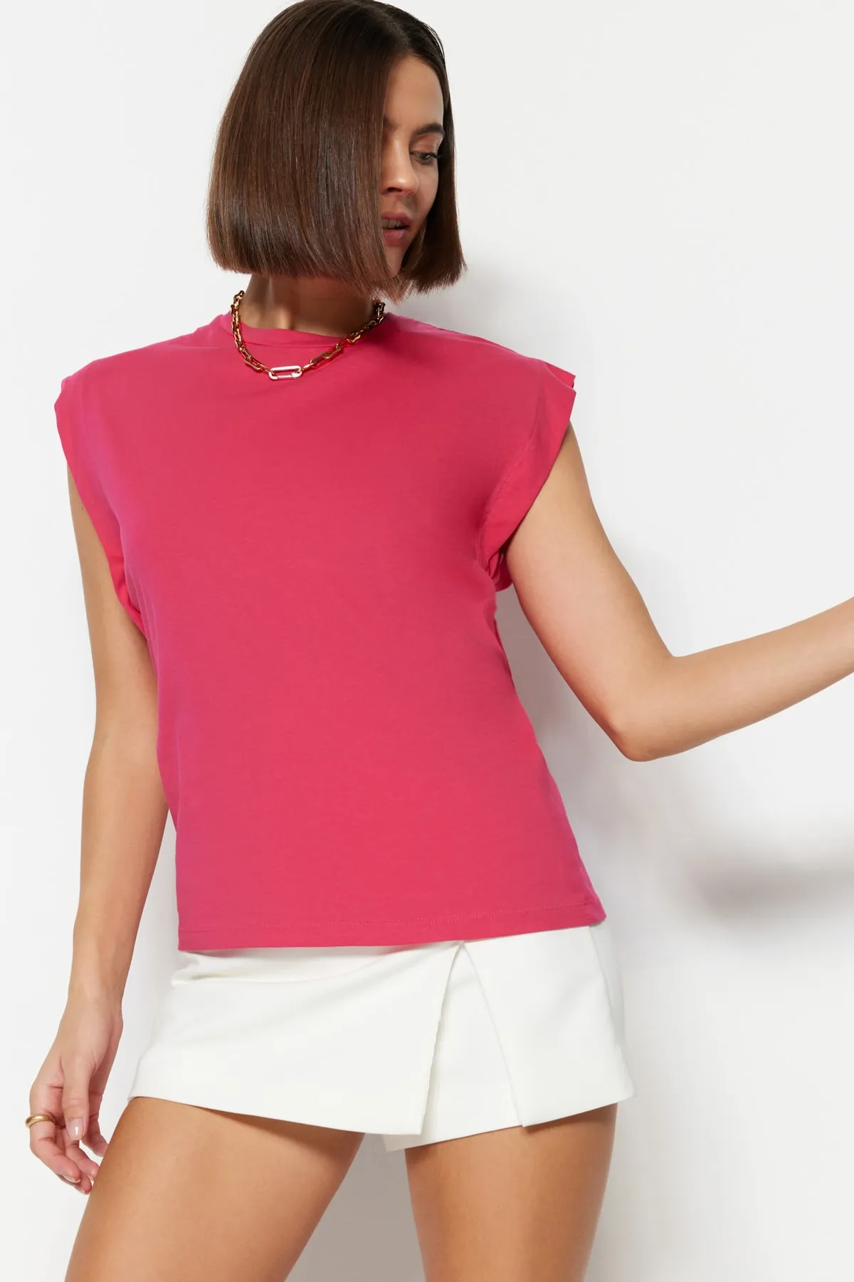Trendyol Collection  Fuchsiafarbenes Basic-Strick-T-Shirt mit Rundhalsausschnitt aus 100 % Baumwollwatte TWOSS20TS0021