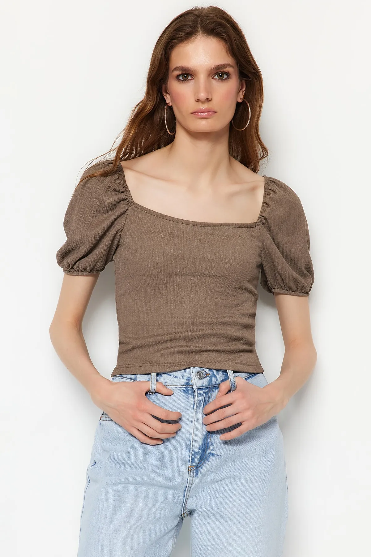 Trendyol Collection  Nerzfarbener, eng anliegender Pullover mit Ballonärmeln und quadratischem Ausschnitt, Strickbluse TWOSS22BZ00126