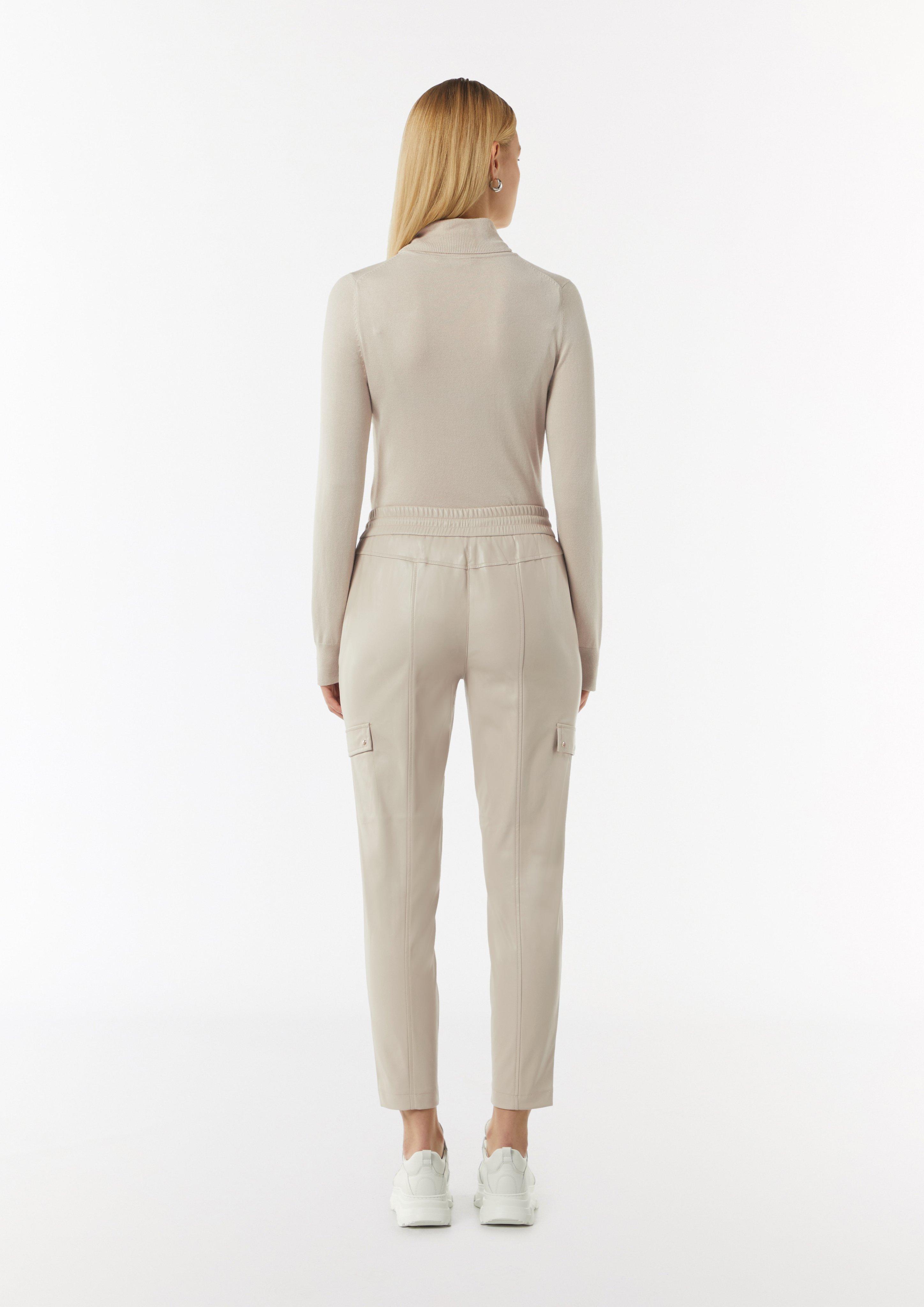 Schlupfhose in Lederoptik mit Cargotaschen - helles beige