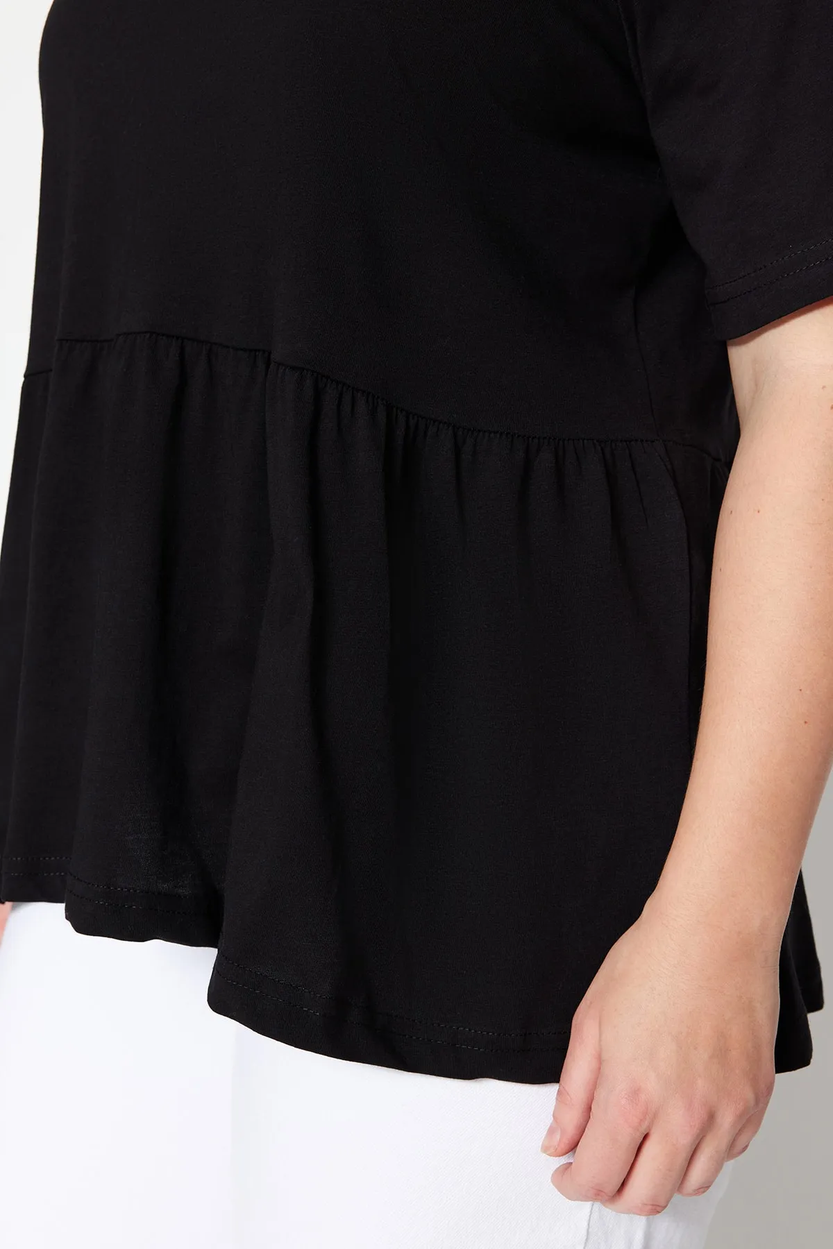 Trendyol Curve  Schwarzes Strick-T-Shirt mit Rundhalsausschnitt TBSSS22TS2094