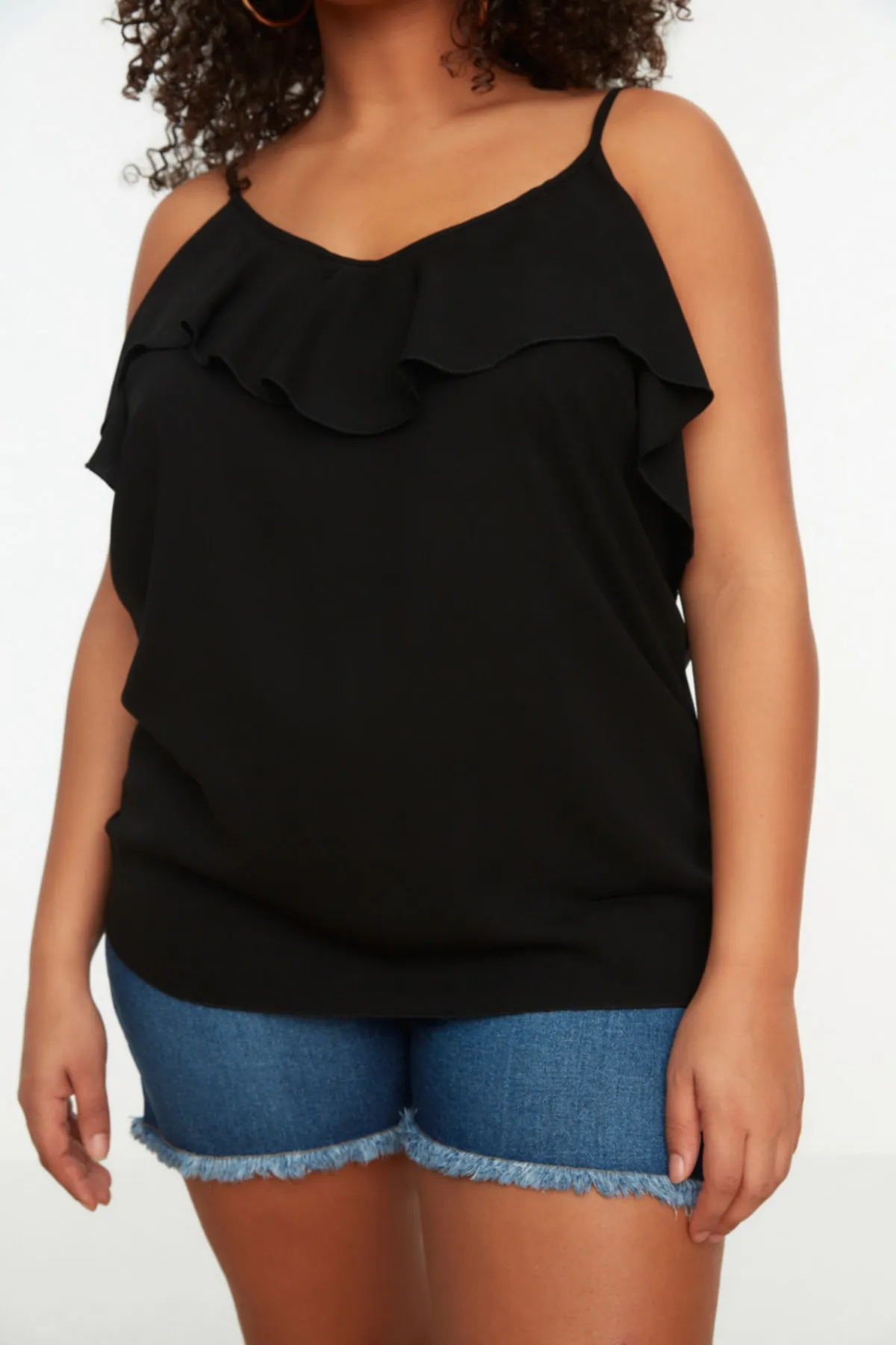 Trendyol Curve  Schwarze gewebte Bluse mit Volantkragen TBBSS22AF0023