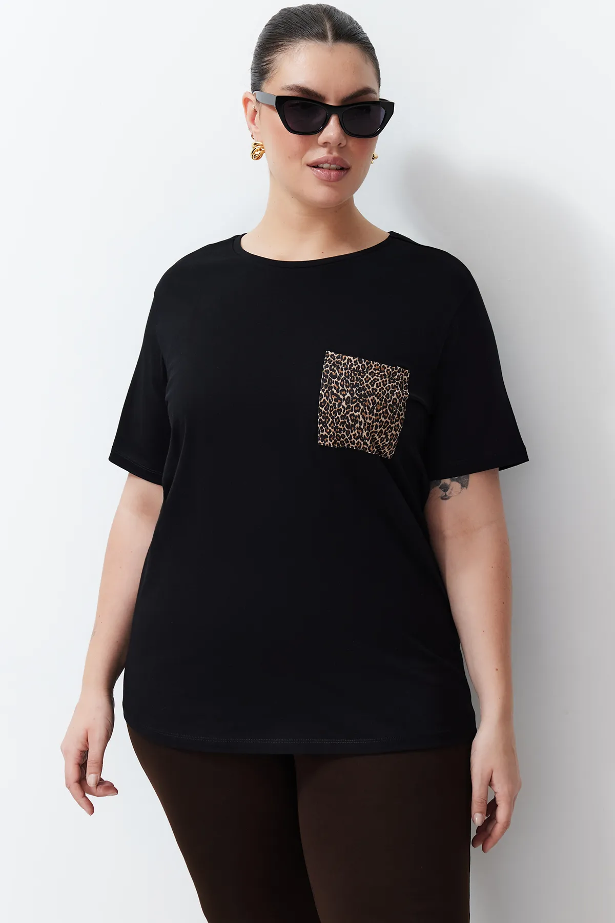Trendyol Curve  Schwarzes Oversize-Strick-T-Shirt mit Animal-Print TBBSS24BF00059