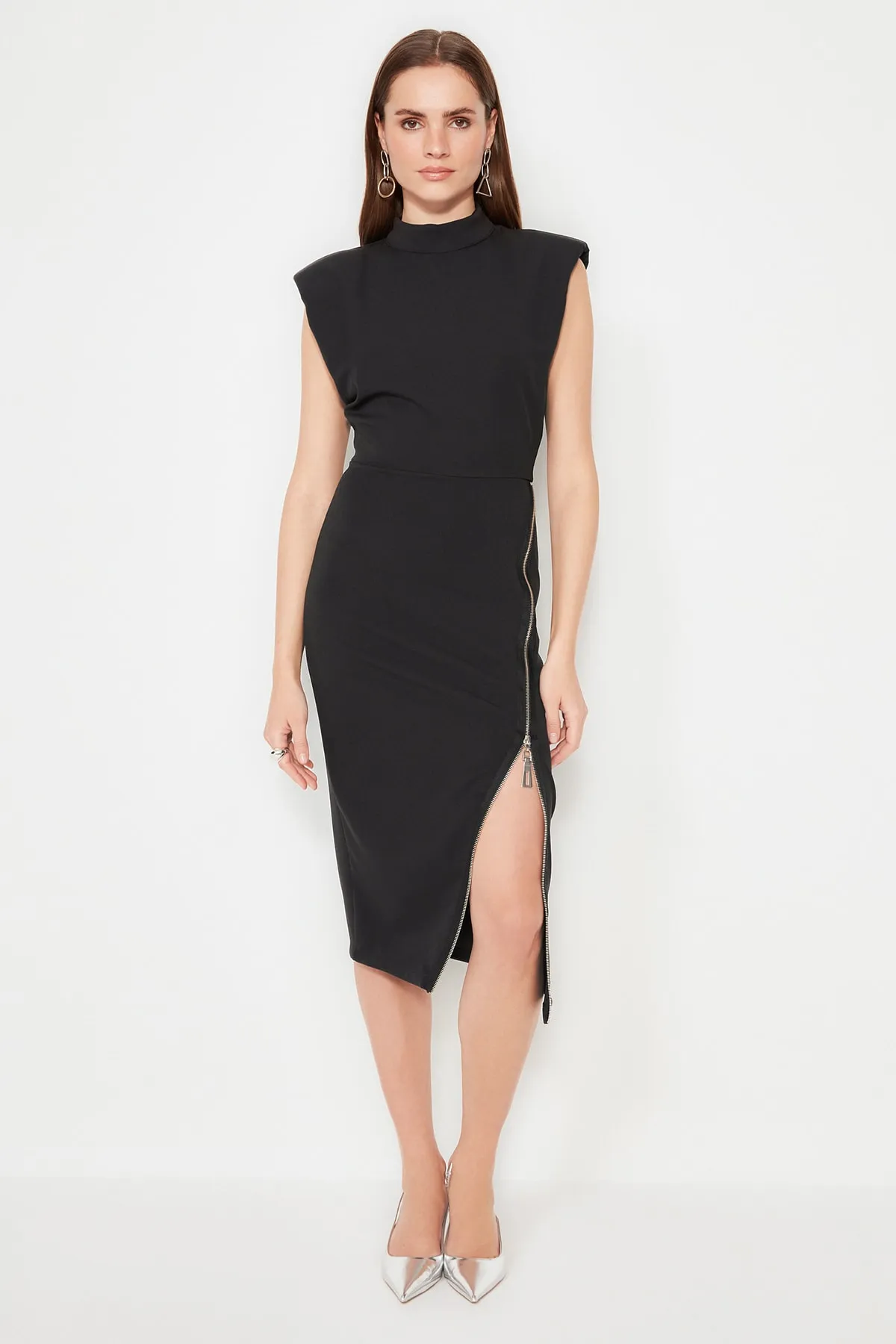 Trendyol Collection  Schwarzes, figurbetontes, elegantes Abendkleid mit gewebten Accessoires TPRAW23EL00169
