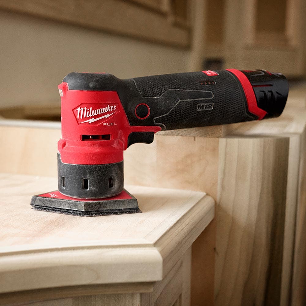 Lixadeira orbital MILWAUKEE FUEL™ 12V para trabalhos de precisão em couro M12FDSS0
