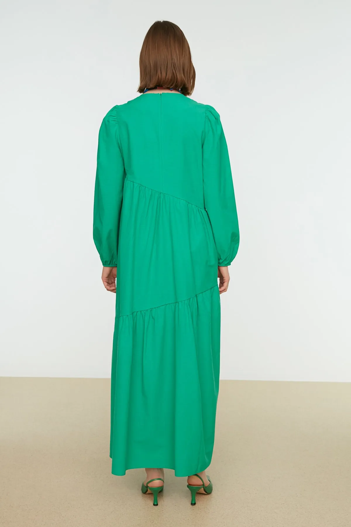 Trendyol Modest  Grünes, gewebtes Baumwollkleid mit weitem Schnitt und Raffung TCTSS21EL3470