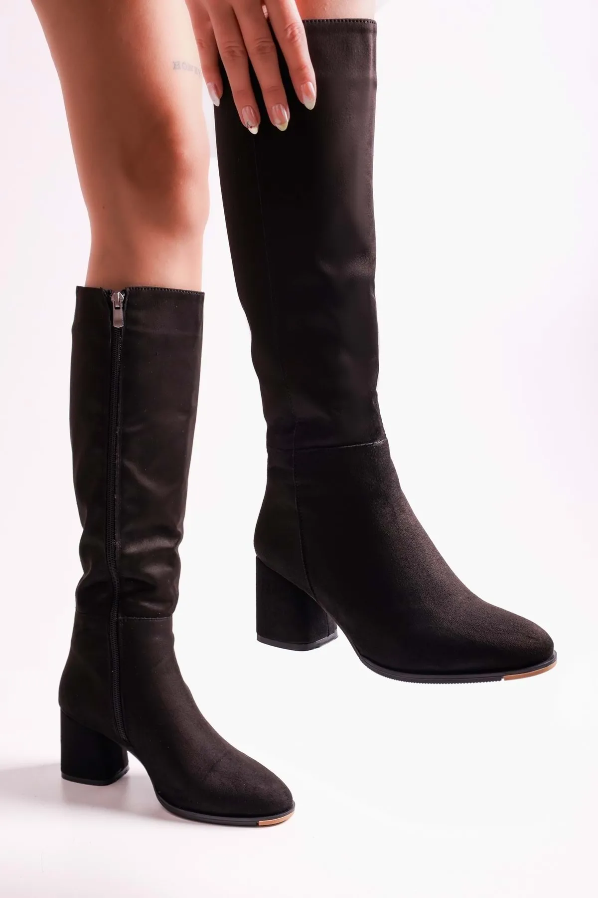 Shoeberry  Damen-Stiefel Kiella aus schwarzem Wildleder mit Absatz. Schwarzes Wildleder