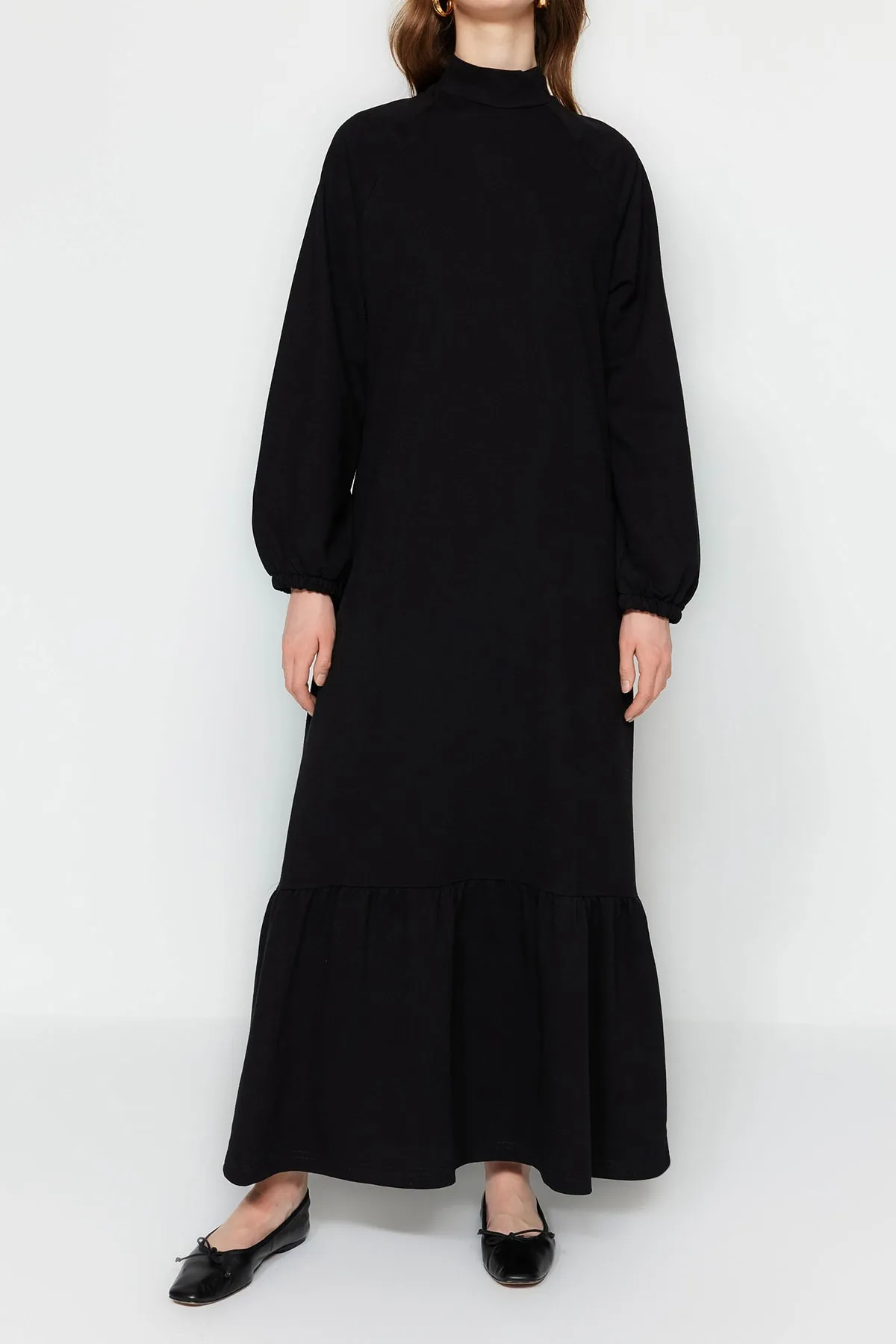 Trendyol Modest  Schwarzes Strickkleid mit Stehkragen und Ärmeln, Detailliert TCTSS23EB00228