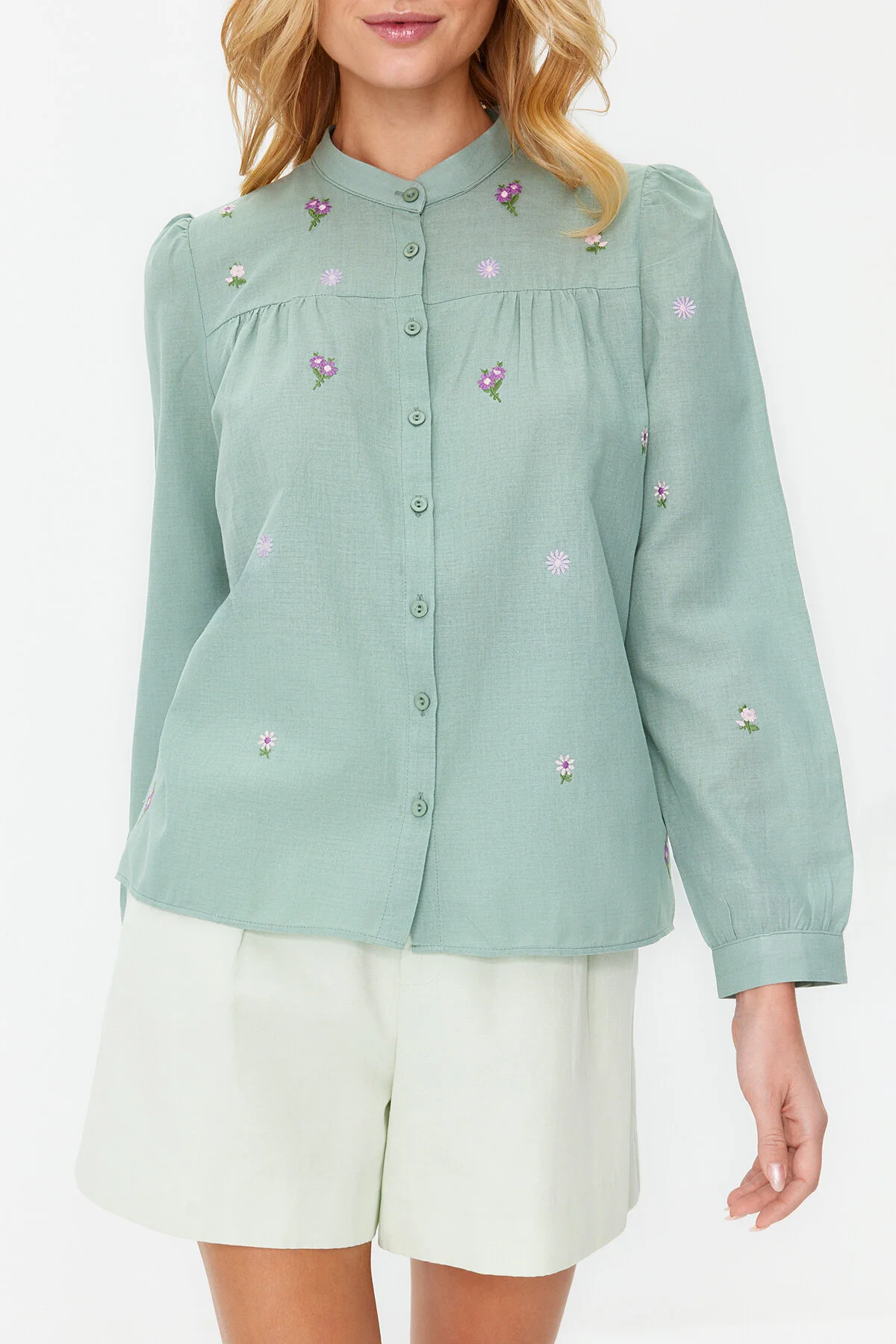 Trendyol Collection  Grüne Blumenstickerei - Regular Shirt mit Stickereidetails TWOSS23GO00152