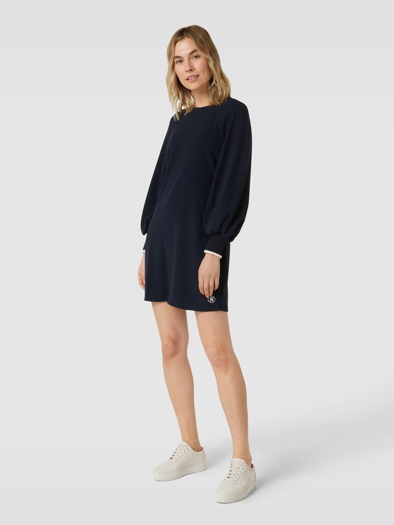 Knielanges Kleid mit Teilungsnähten in marineblau