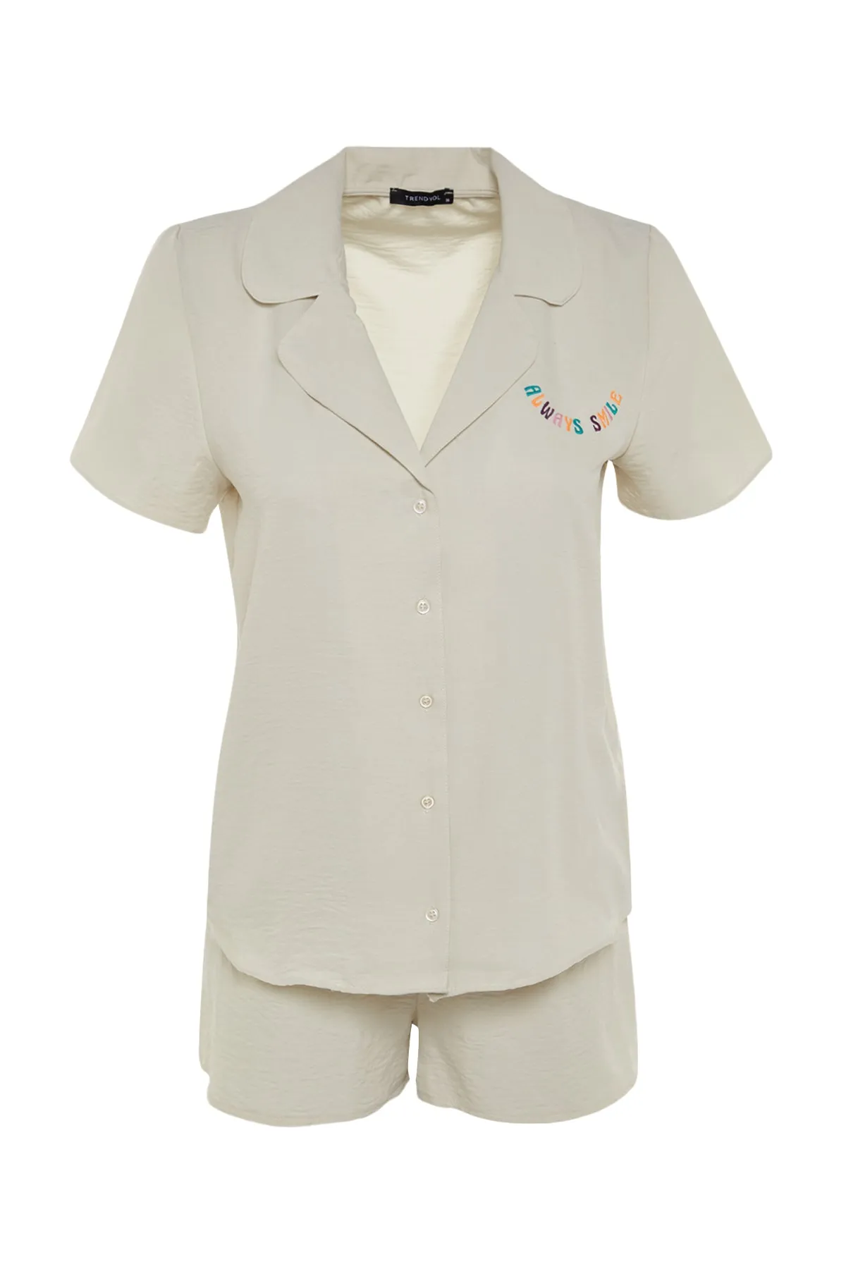 Trendyol Collection  Hellbeigefarbenes Pyjama-Set aus Hemd und Shorts mit aufgesticktem Slogan THMSS23PT00232