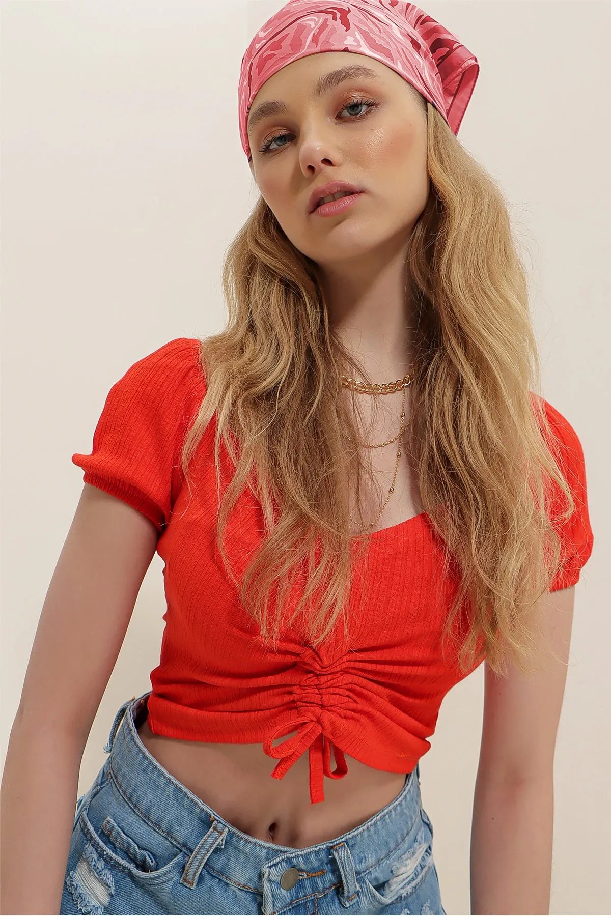 Trend Alaçatı Stili  Damen-Bluse mit kurzen Ärmeln und gerafftem V-Ausschnitt in Korallenrot ALC-740-001