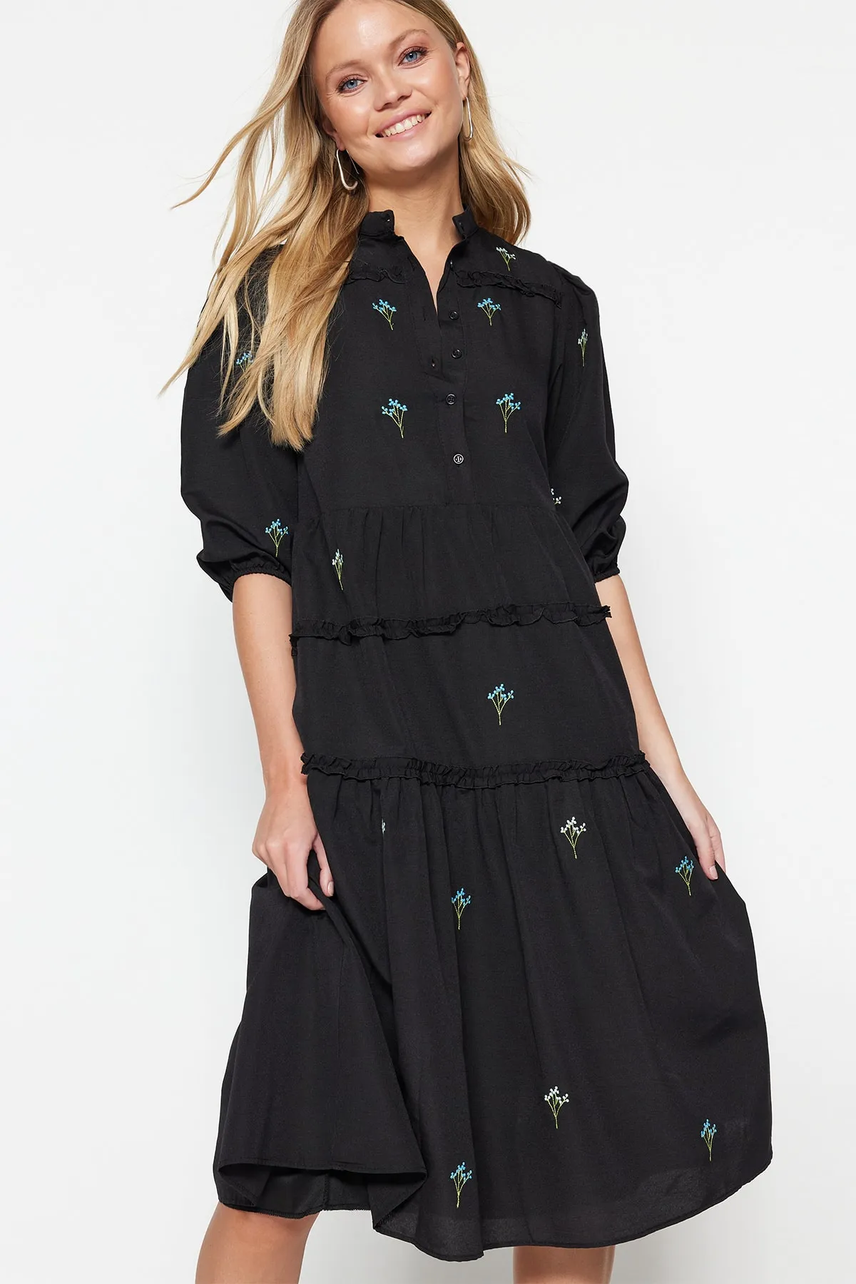 Trendyol Collection  Schwarzes, gerade geschnittenes, besticktes Midi-Webkleid TWOAW22EL0882