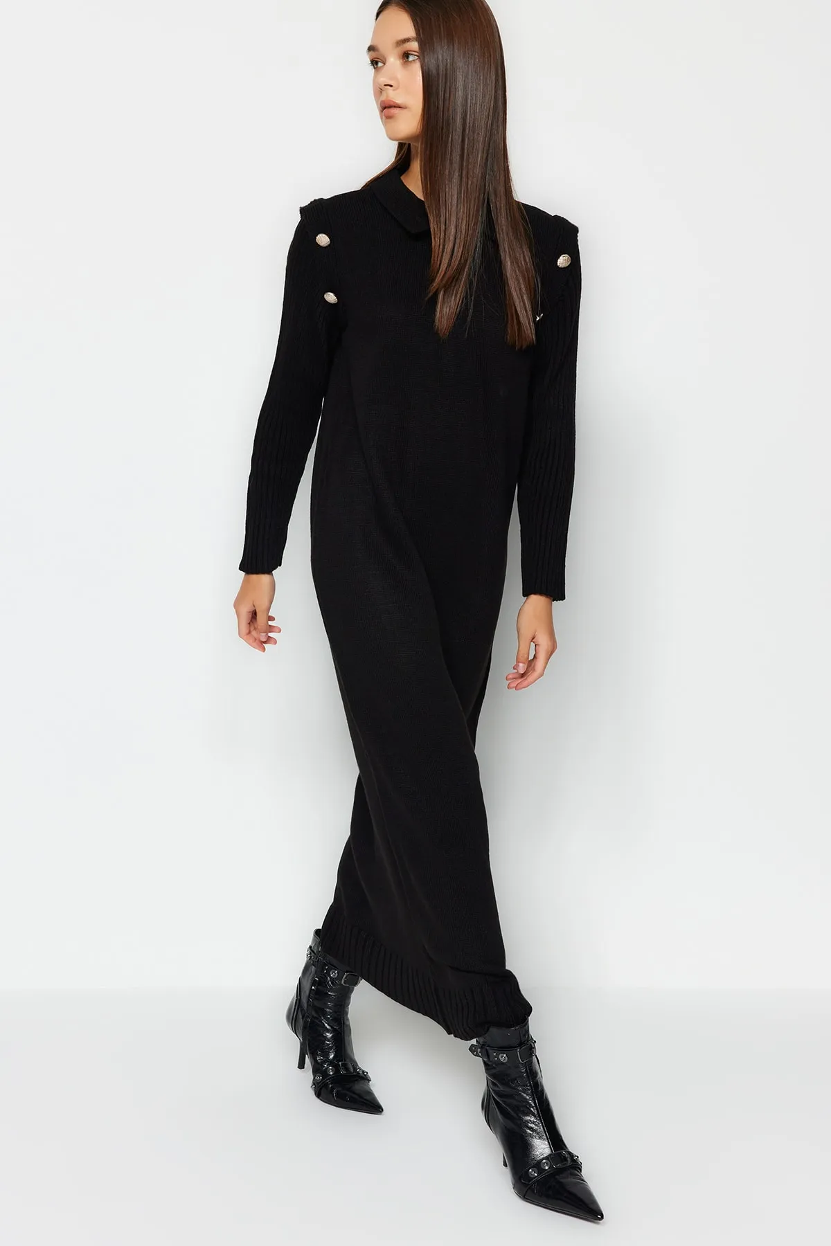 Trendyol Modest  Schwarzes, langärmliges Strickkleid mit normalem Schnitt TCTAW24EB00031