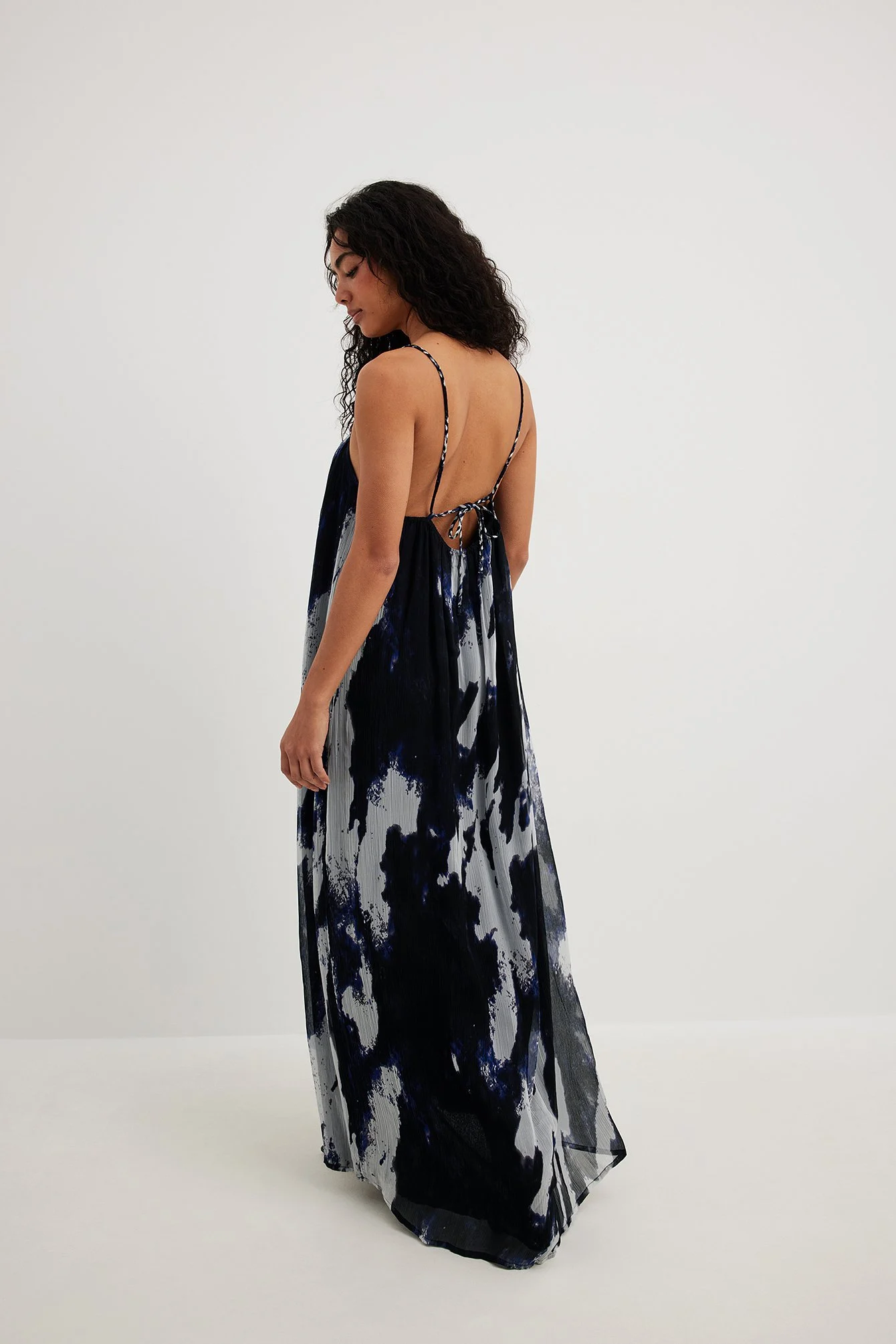 Maxikleid mit Trägerdetail