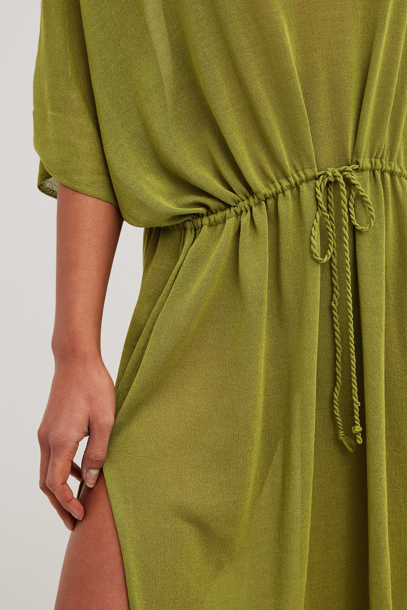 Transparentes Maxikleid aus Strickstoff mit V-Ausschnitt hinten