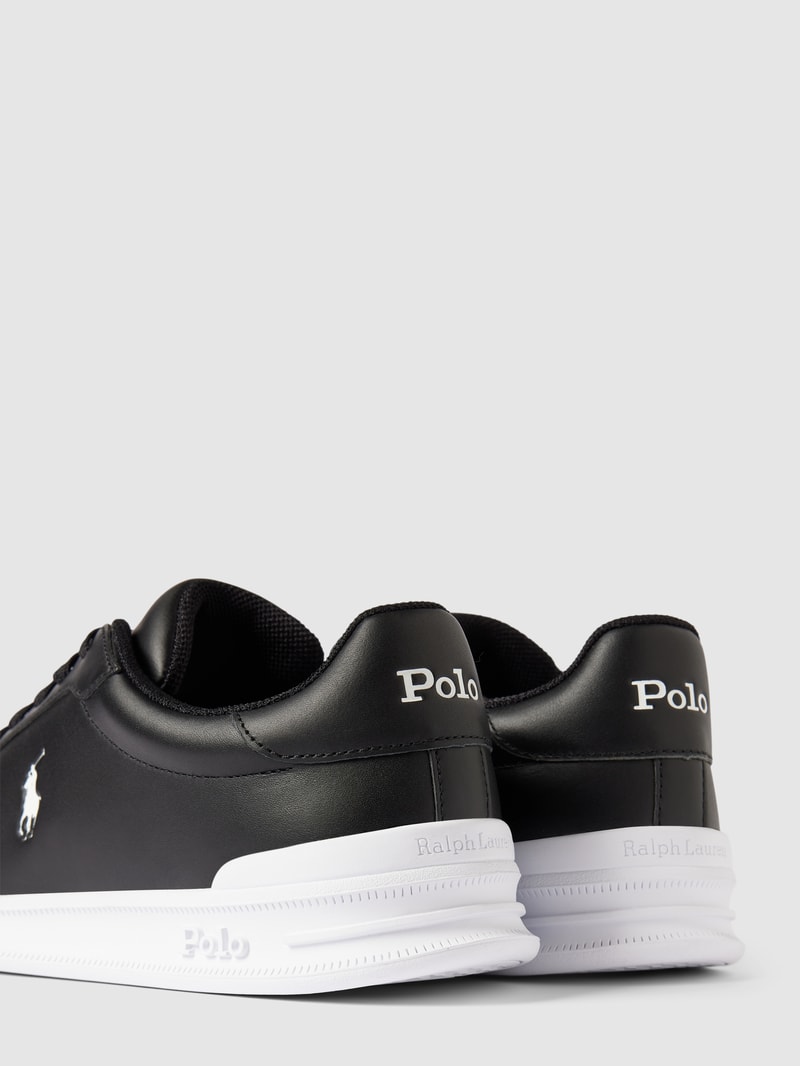 Sneaker mit Label-Detail in schwarz