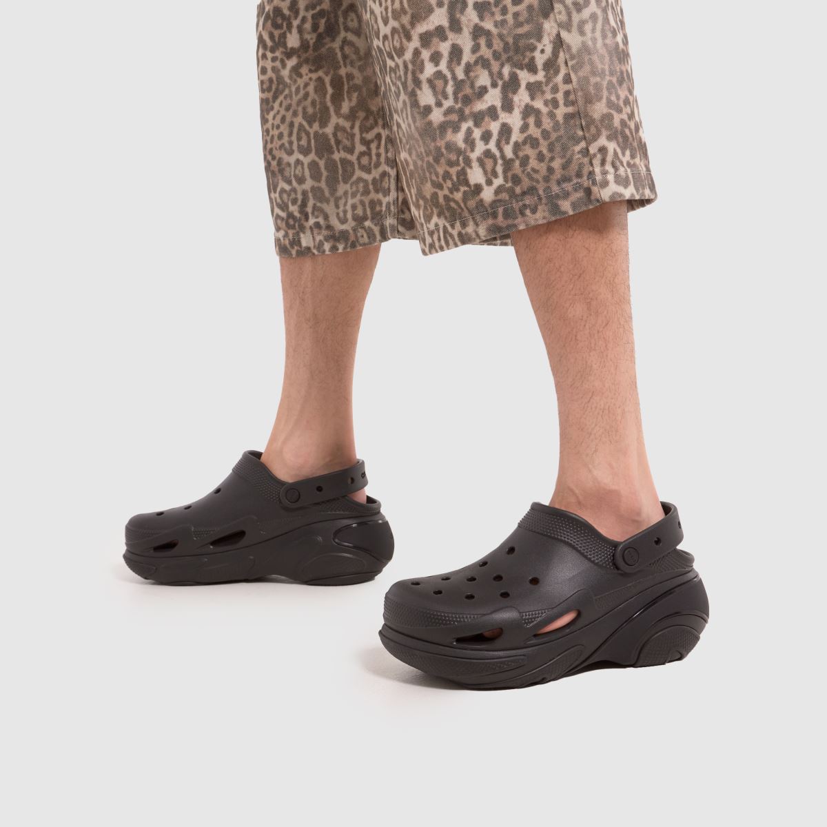 Crocs Bubble Crush klumpa szandál fekete színben