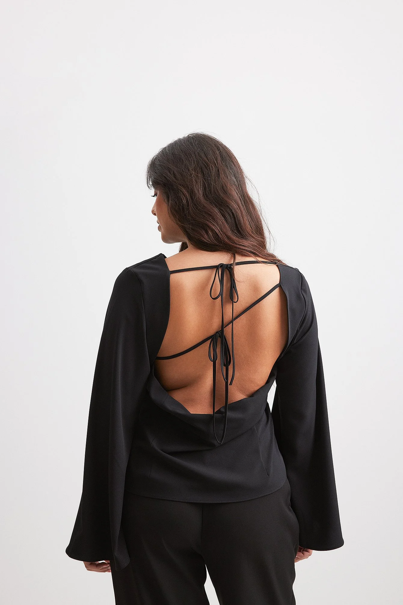 Rückenfreie Bluse mit weiten Ärmeln