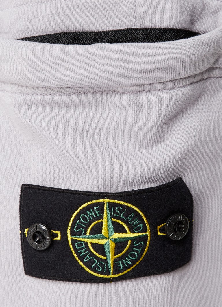 Pantaloni scurți sport Stone Island 64551, mulați, cu buzunare laterale și logo.