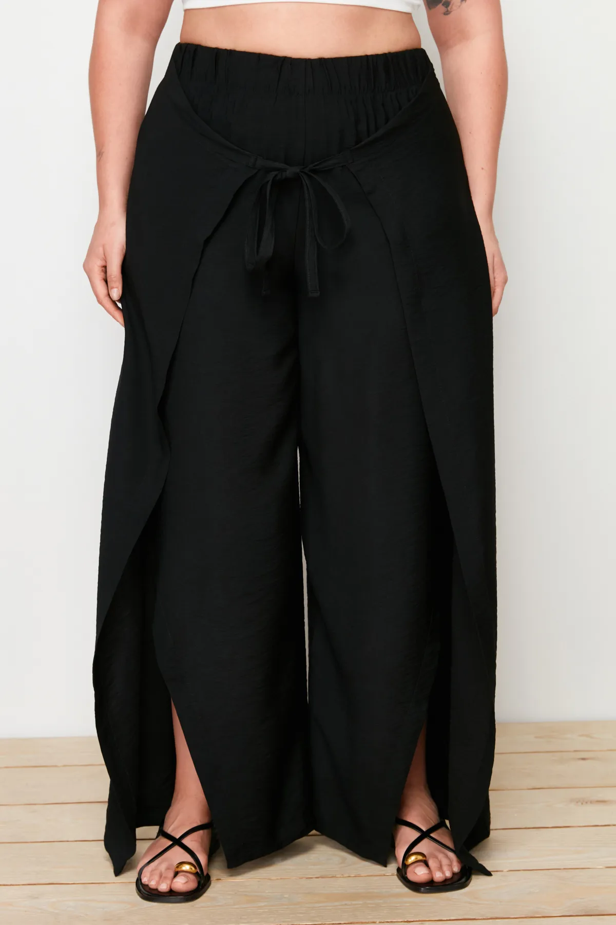 Trendyol Curve  Schwarze Strandhose aus gewebtem Textil mit Wickelverschluss