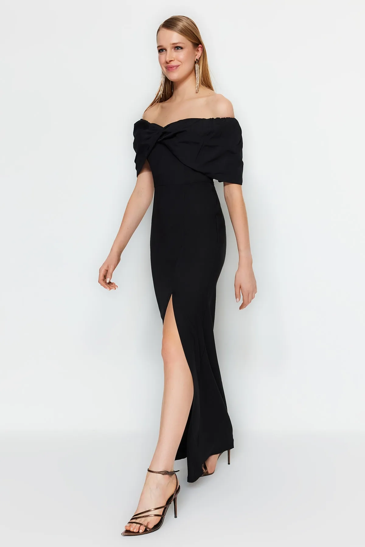 Trendyol Collection  Schwarzes, gefüttertes, gewebtes, langes Abendkleid TPRSS23AE00067