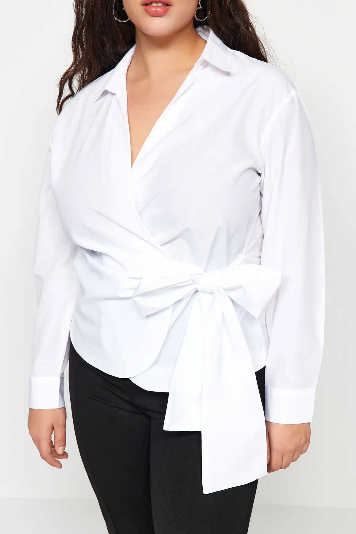 Trendyol Curve  Weißes zweireihiges gewebtes Hemd mit Krawattendetail TBBSS22GO0628
