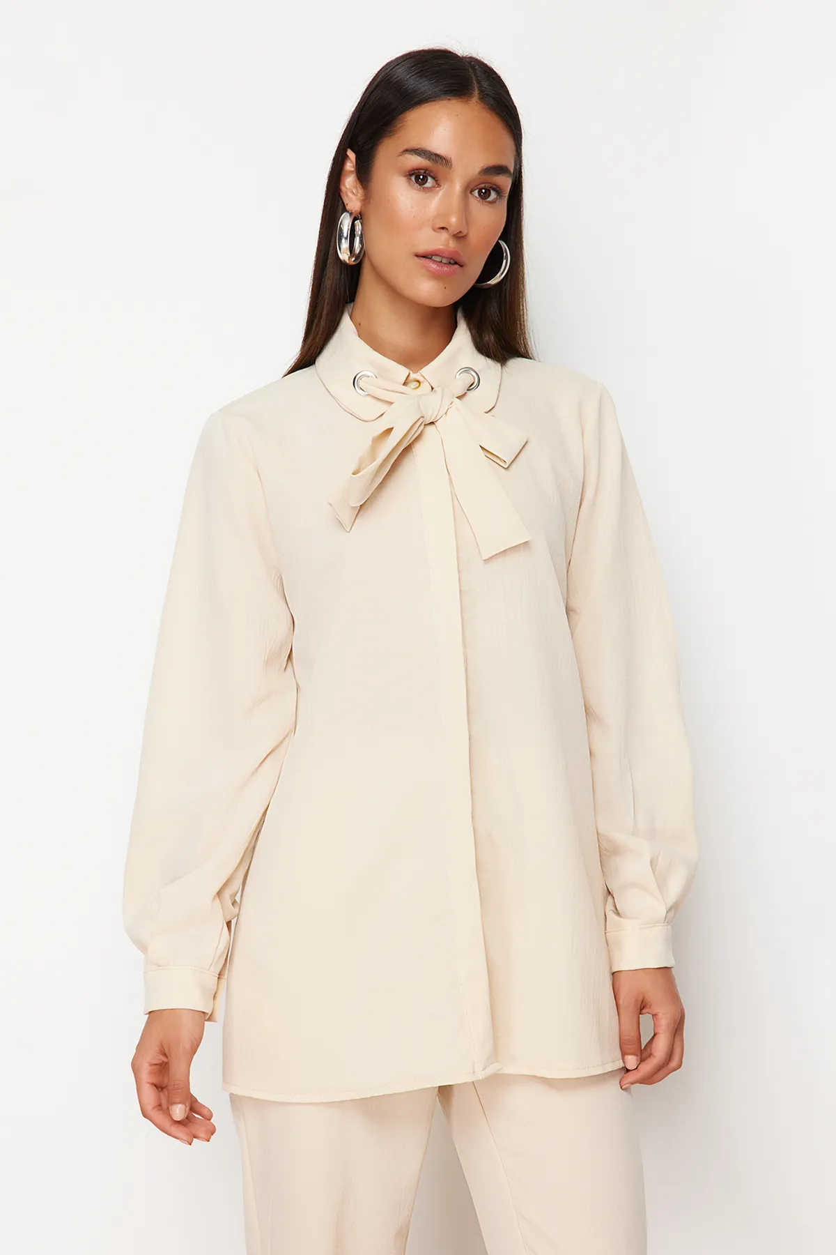 Trendyol Modest  Set aus gewebtem Aerobin-Unterteil und Oberteil in Beige mit Vogelaugenmuster und detailliertem Design TCTSS24US00054