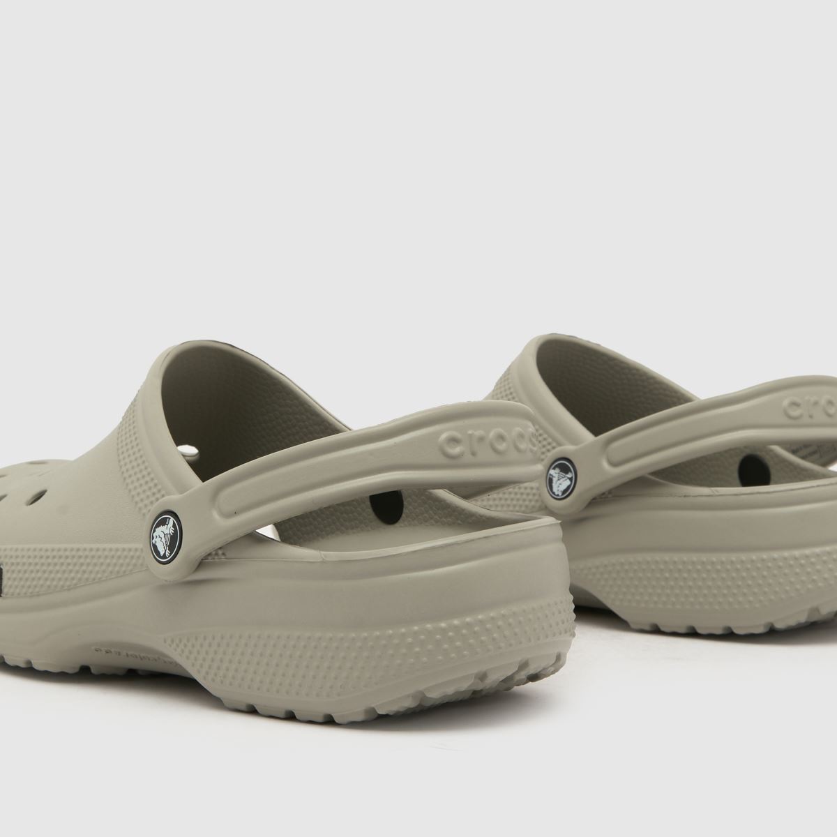 Klasični sandali Crocs v taupe barvi