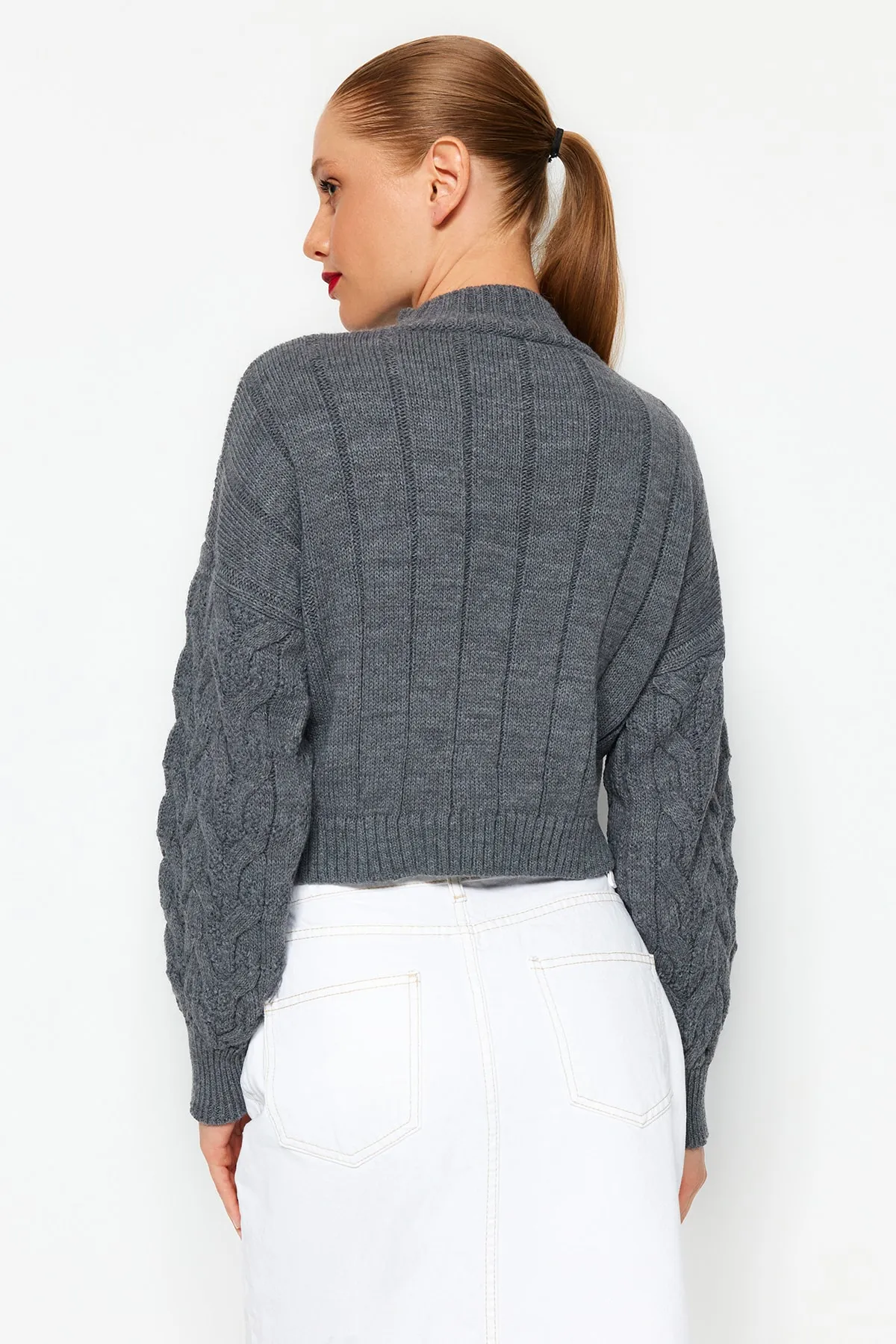 Trendyol Collection  Anthrazitfarbener, kurzer Strickpullover mit Stehkragen TWOAW22KZ1634