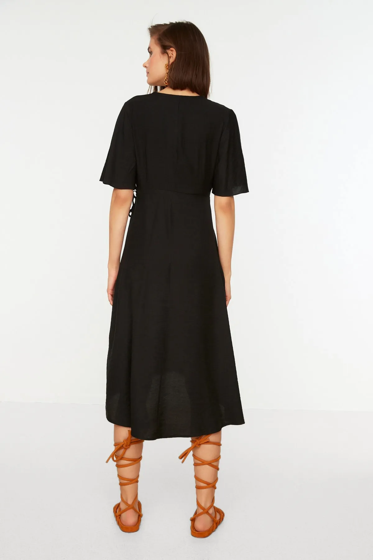 Trendyol Collection  Schwarzes zweireihiges asymmetrisches Midi-Webkleid TWOSS21EL2071