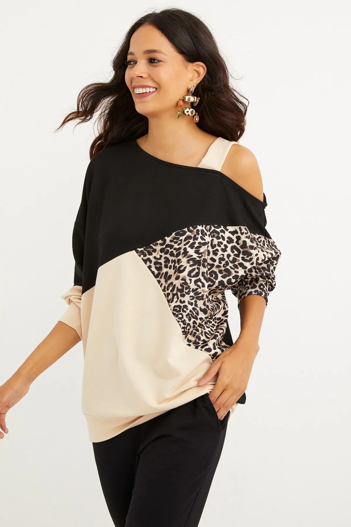 Cool & Sexy  Damen-Sweatshirt mit Leopardenmuster und einer Schulter, Kamel-Schwarz, Blockfarben, BK231066