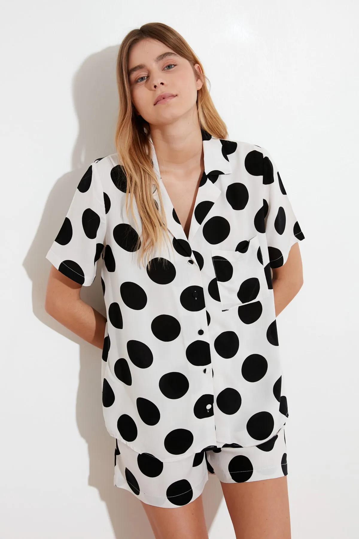Trendyol Collection  Ecru gepunktetes Viskose-Hemd-Shorts-Web-Pyjama-Set THMSS20PT0306