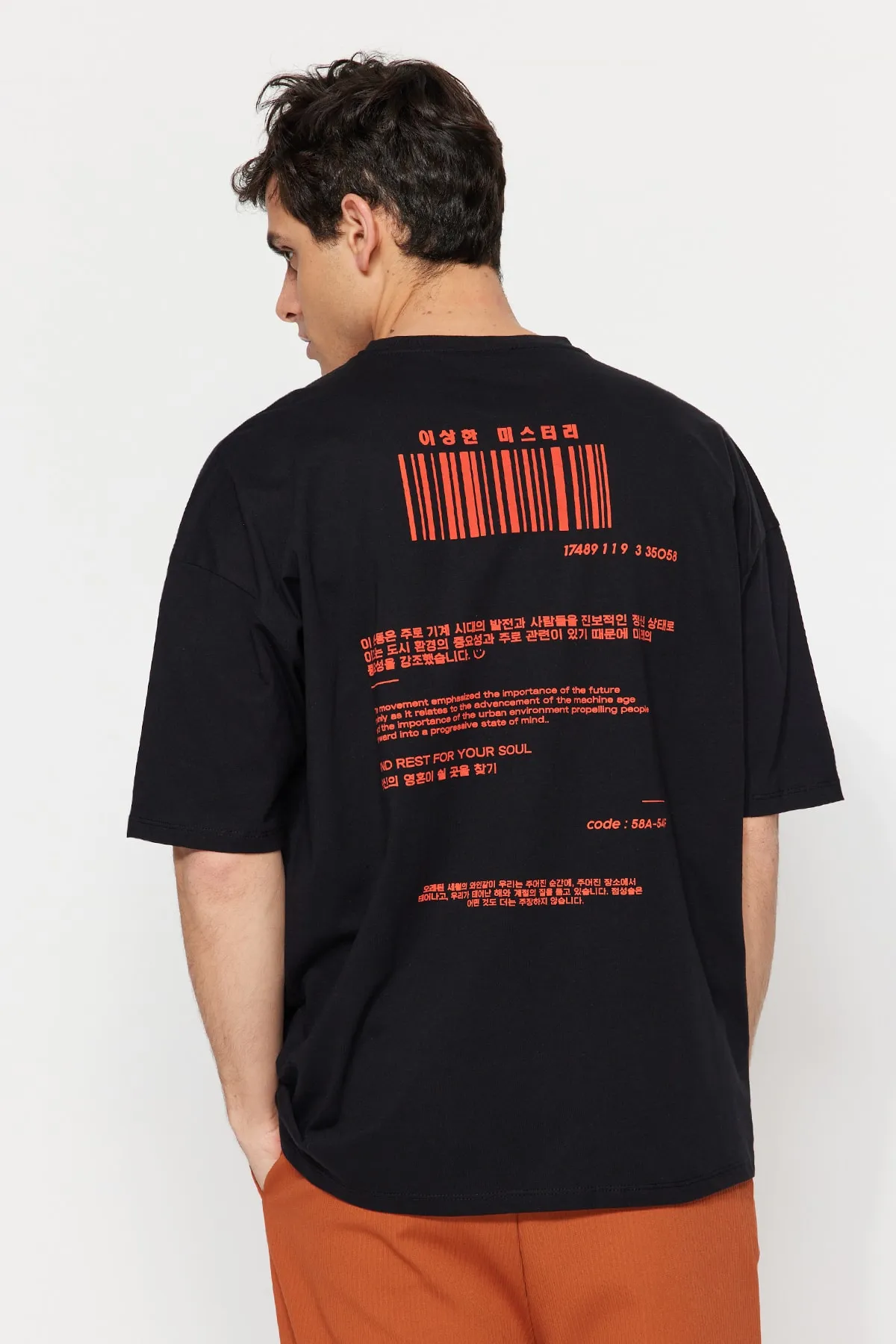 Trendyol Collection  Schwarzes, übergroßes/weit geschnittenes, kurzärmliges, mit Fernost bedrucktes T-Shirt aus 100 % Baumwolle TMNSS23TS00159