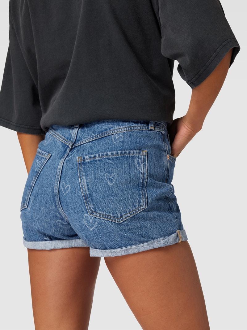 Jeansshorts mit fixierten Beinumschlägen in blau
