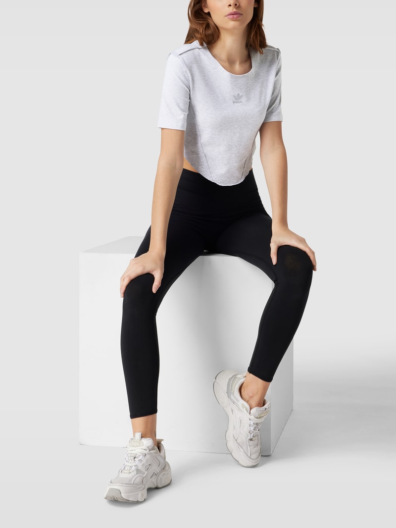 Cropped T-Shirt mit Logo-Stitching in hellgrau