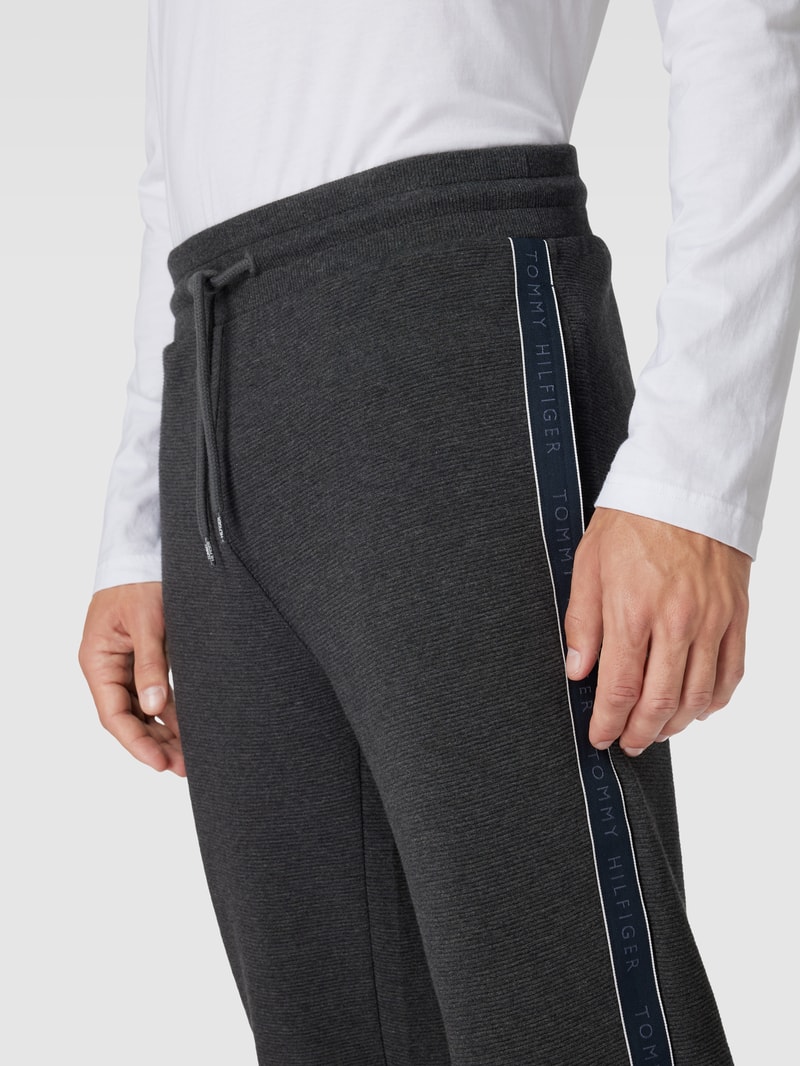 Sweatpants mit Kontraststreifen Modell 'ESTABLISHED' in mittelgrau meliert