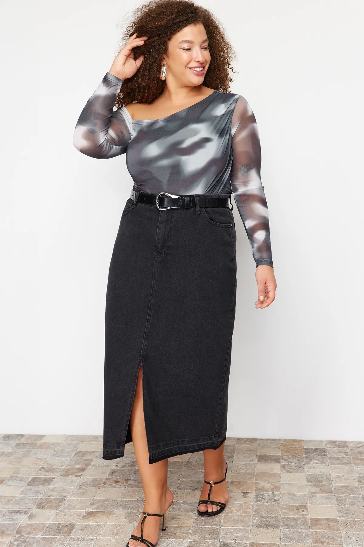 Trendyol Curve  Anthrazitfarbene Strickbluse mit Tüllfutter und asymmetrischem Kragen TBBSS24AF00025