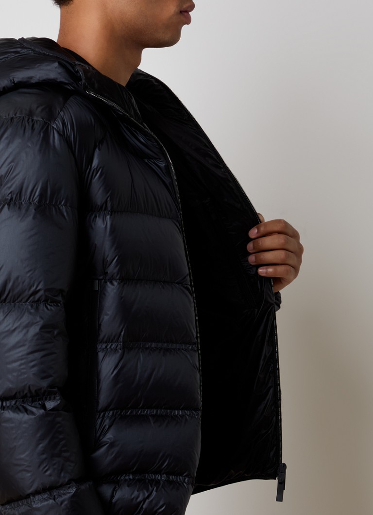 Jachetă matlasată Moncler cu glugă și puf de gâscă.