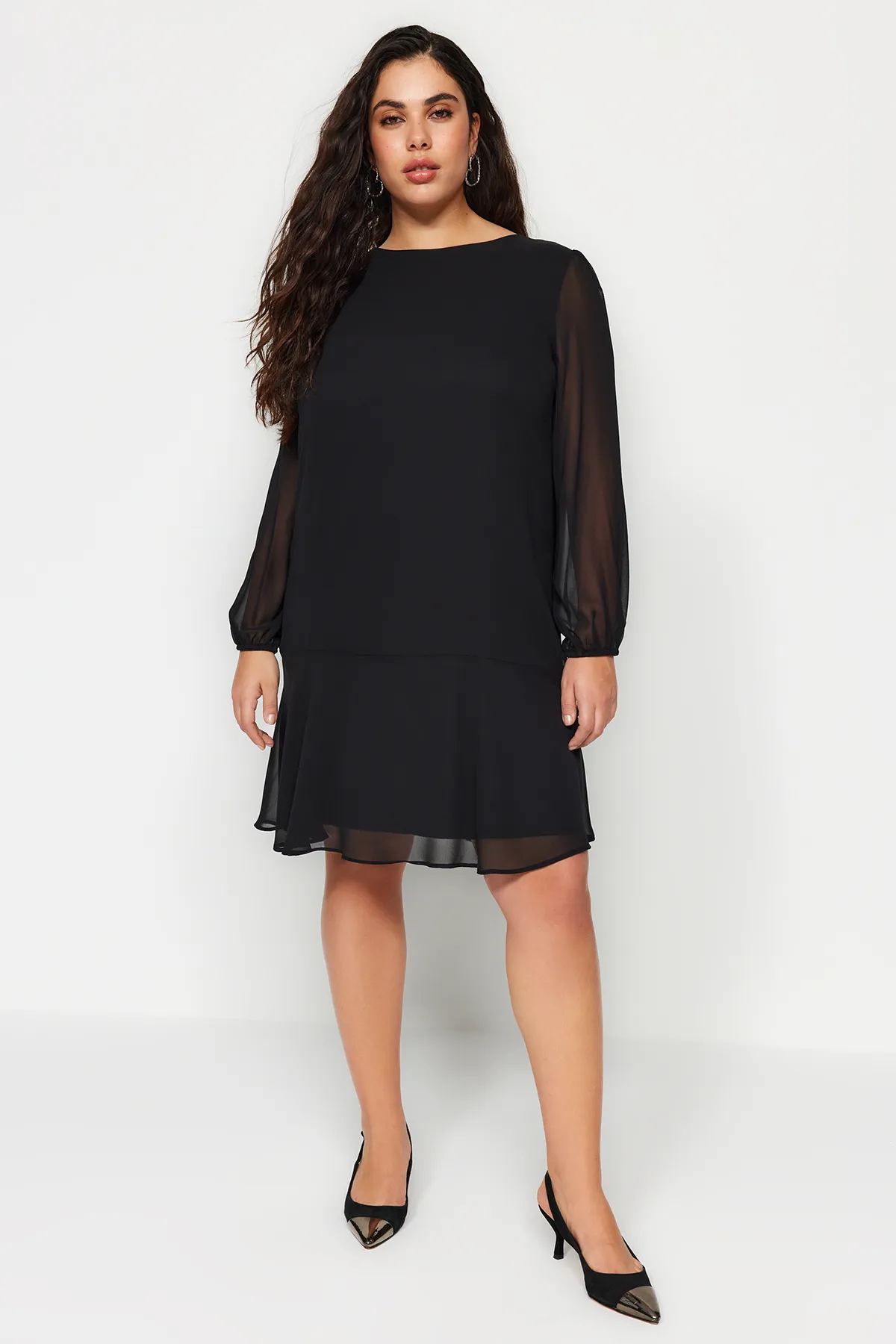 Trendyol Curve  Schwarzes schlichtes Basic-Midi-Kleid in Übergröße aus gewebtem Stoff