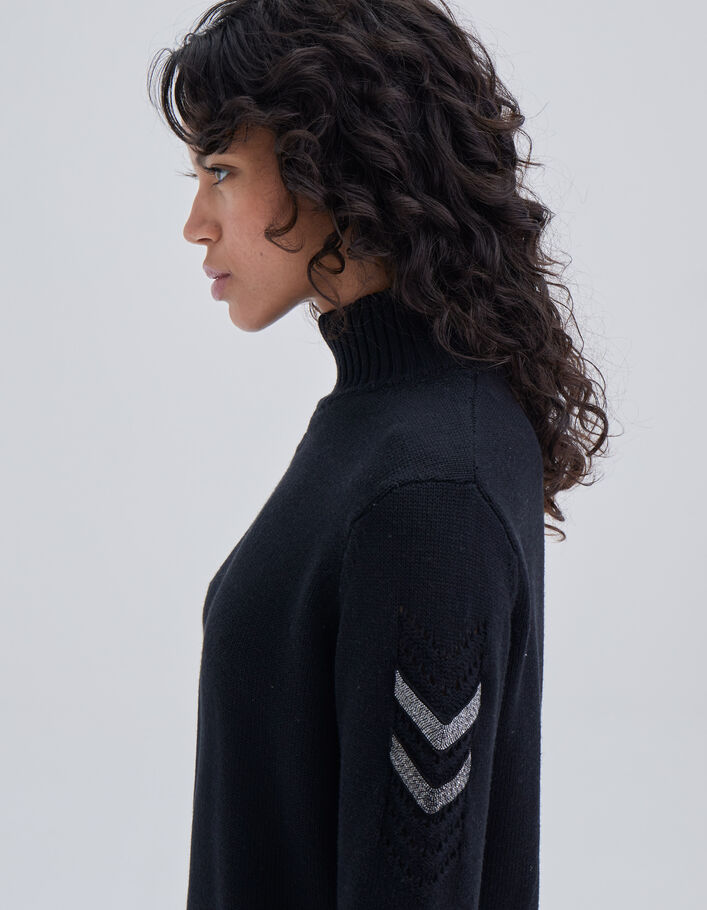Robe noire maille tricot col cheminée détails bijoux épaule