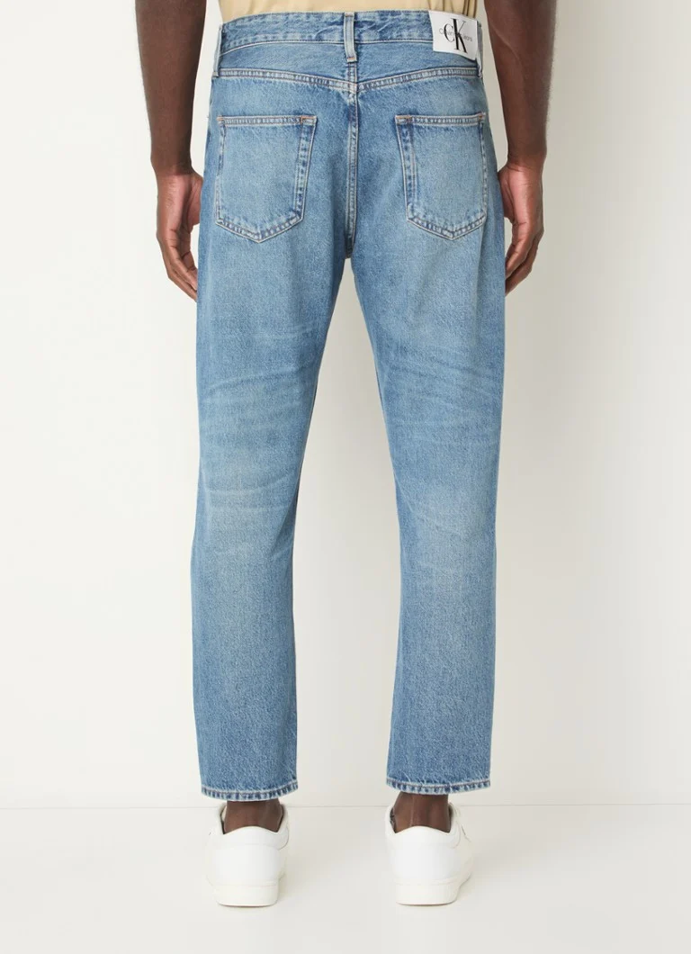 Calvin Klein slim fit cropped jeans med medium vask og sidelommer