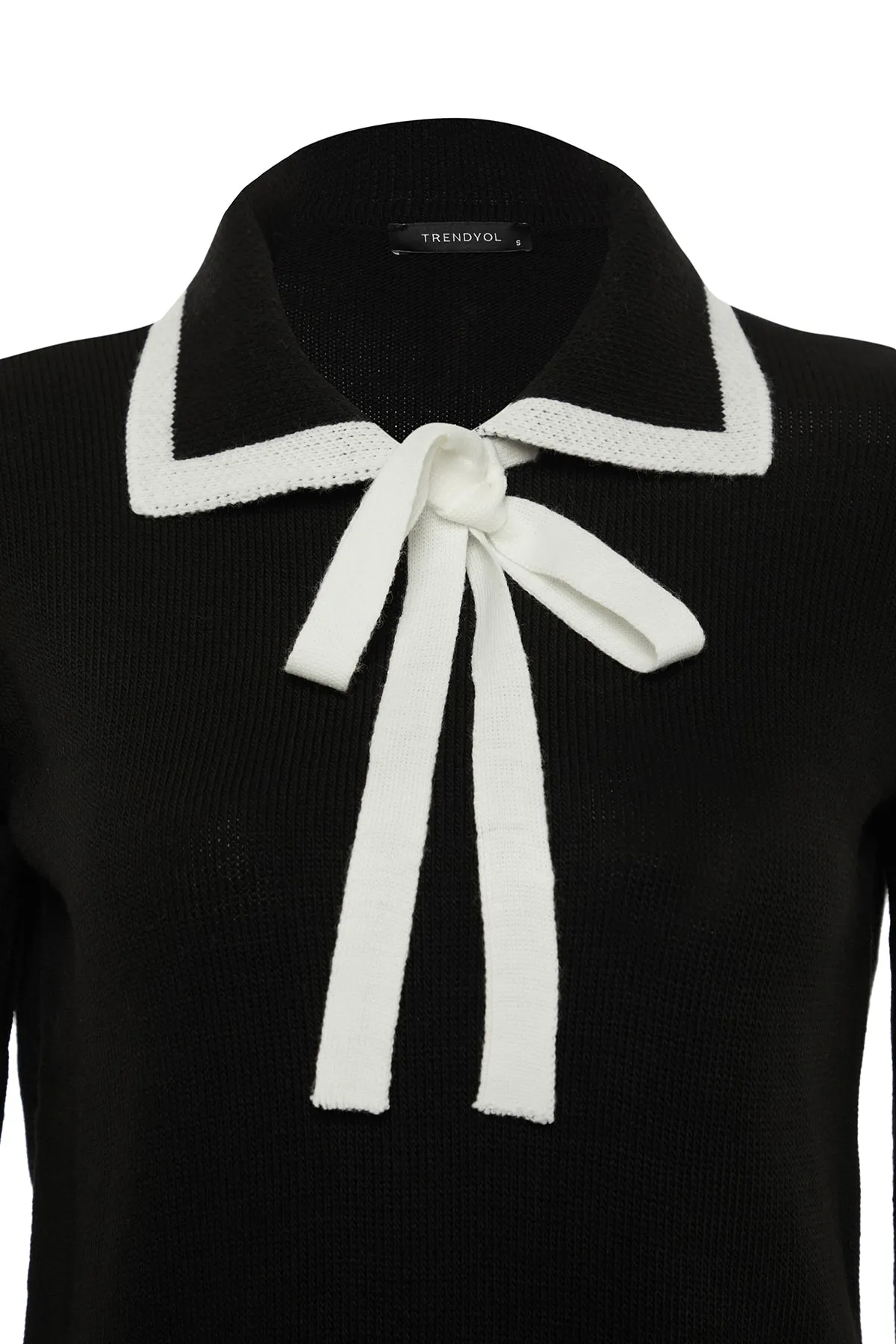 Trendyol Collection  Schwarzer Strickpullover mit Farbblockdesign TWOAW23KZ0039