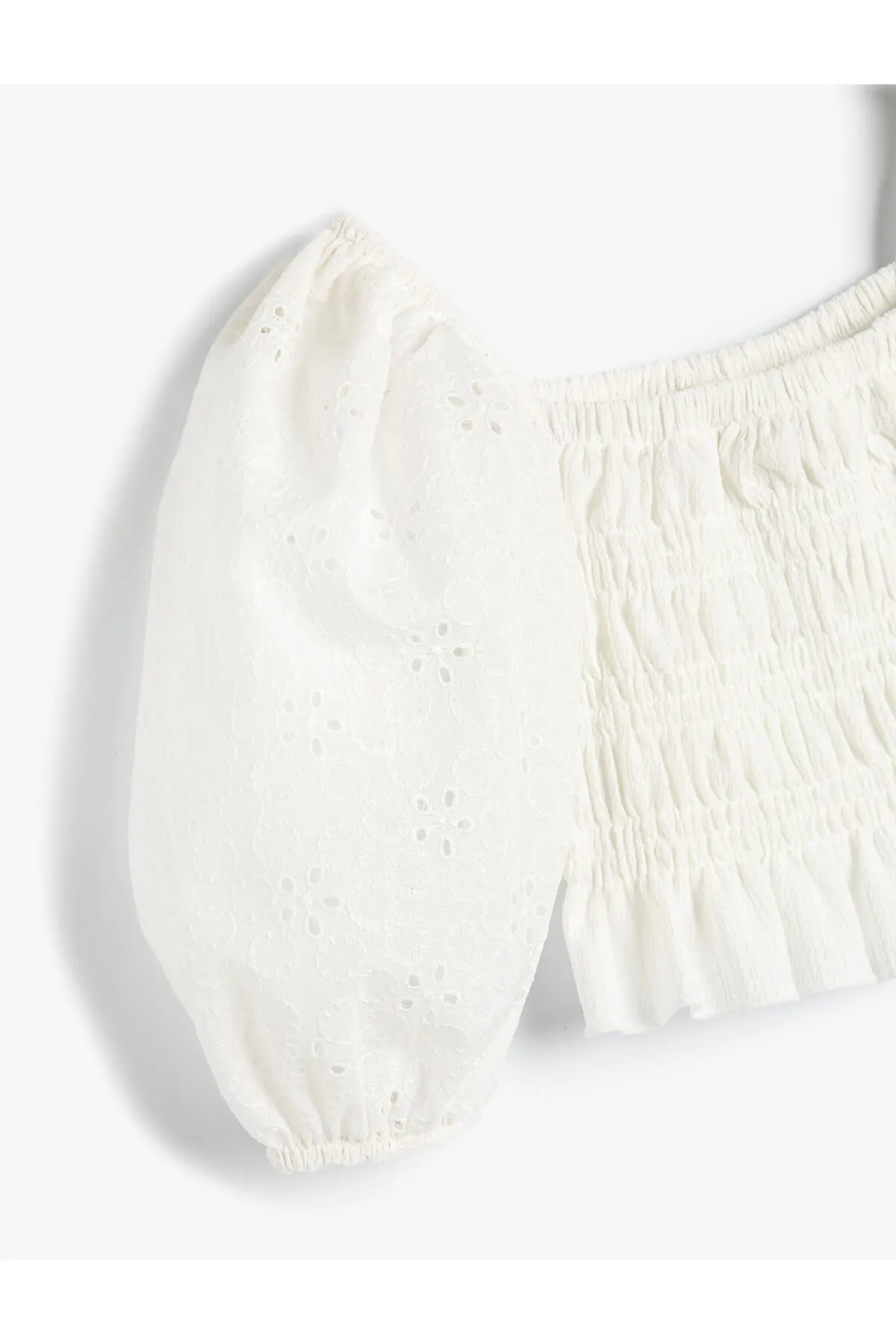 Koton  Kurze Bluse mit Ballonärmeln und gesäumtem Muscheldetail