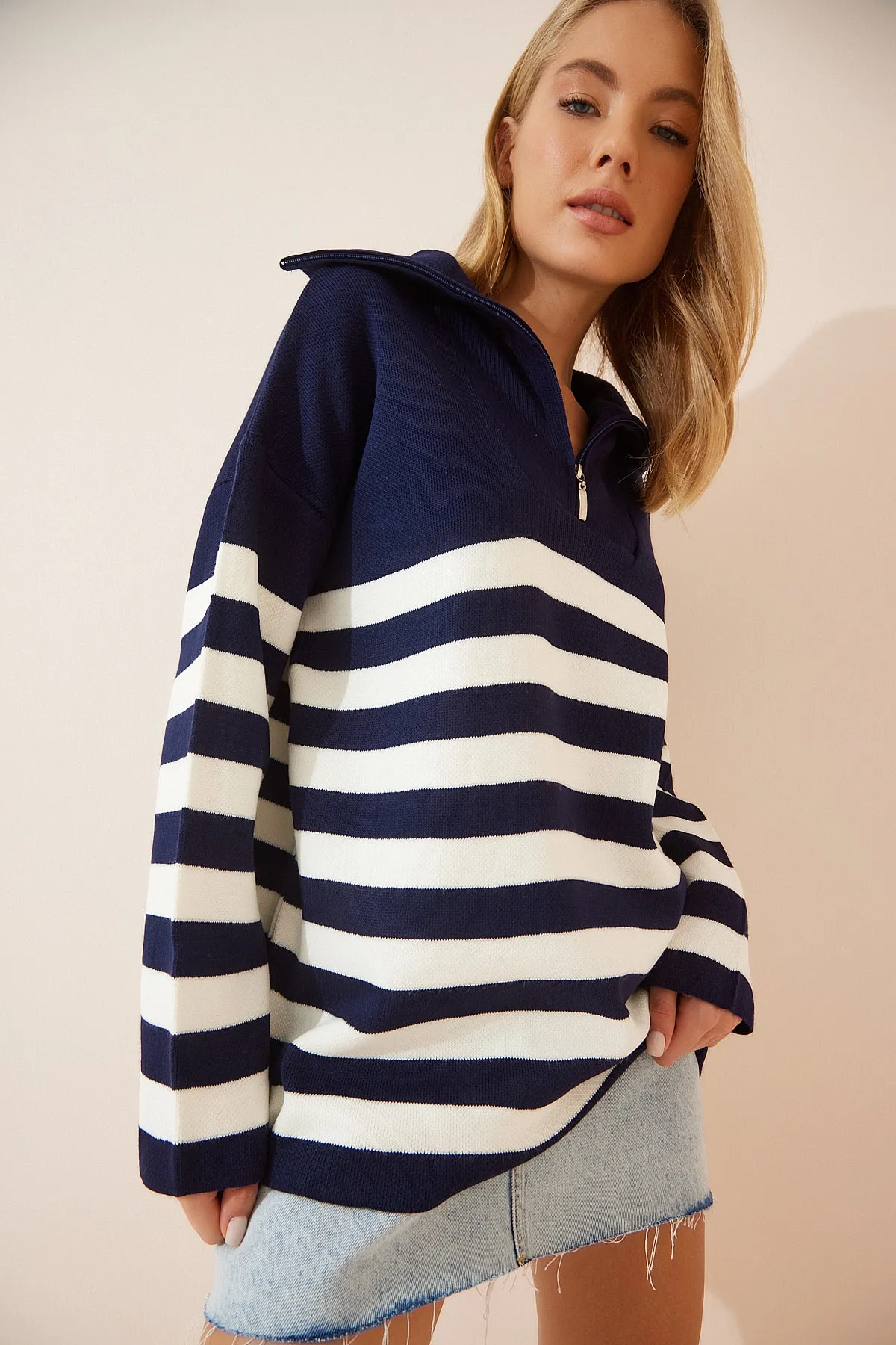 Happiness İstanbul  Weißes, marineblaues, gestreiftes Oversize-Sweatshirt aus Strick mit Reißverschluss und Stehkragen für Damen BV00009