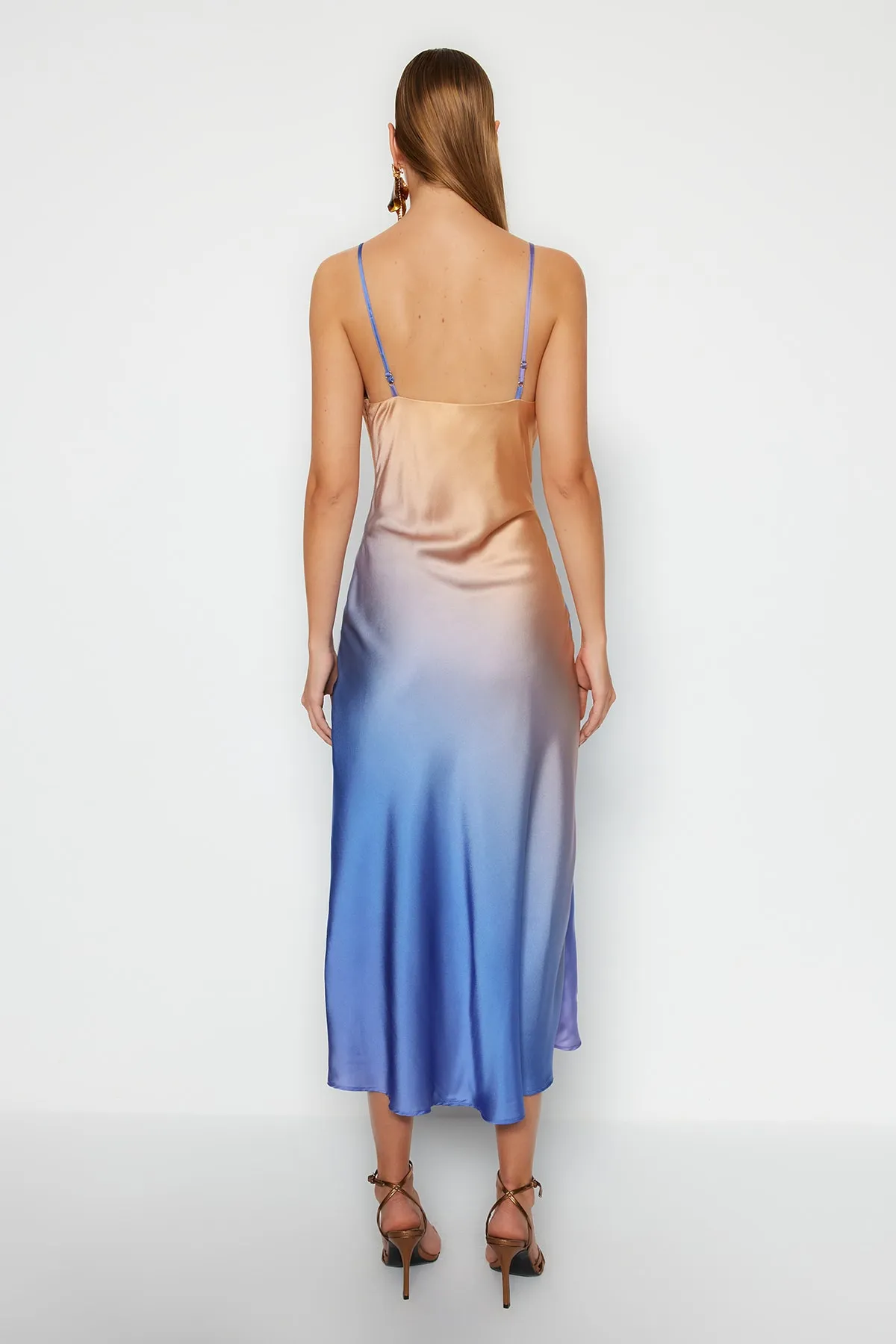 Trendyol Collection  Mehrfarbiges Abendkleid aus gefüttertem Satin mit Farbverlaufsmuster TPRSS19BB0058