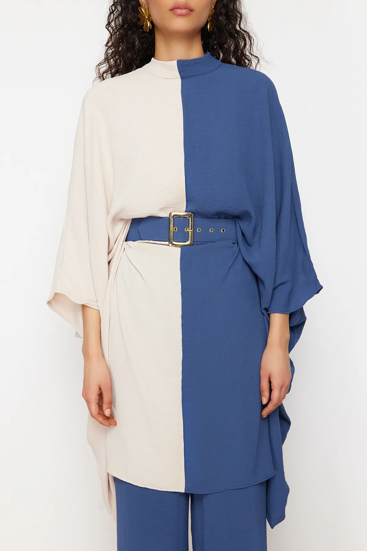 Trendyol Modest  Indigoblauer gewebter Tunika-Hosen-Anzug mit Gürtel und Farbblockierung in der Taille TCTSS23US00046